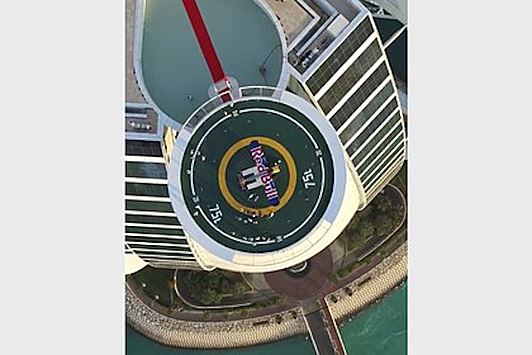 Пилот посадил самолет на крошечную вертолетную площадку на крыше отеля в ОАЭ