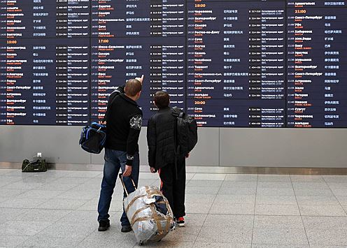 В аэропортах Москвы произошла массовая задержка и отмена рейсов