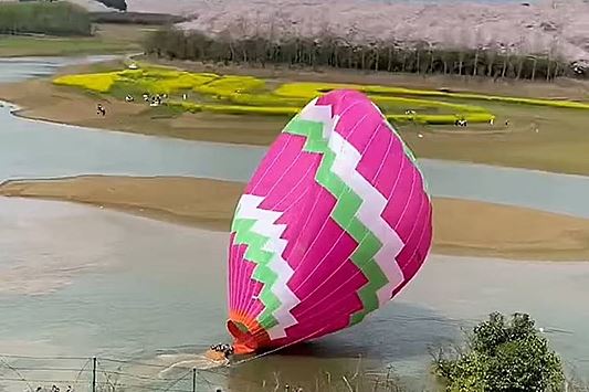 Воздушный шар с кричащими туристами едва не утонул в озере